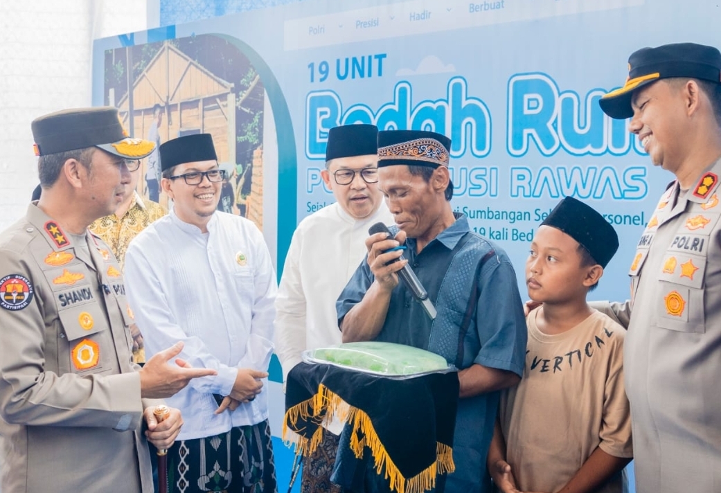 Momen Haru Kapolda Sumsel Terima Gethuk dari Korban Kebakaran di Mura