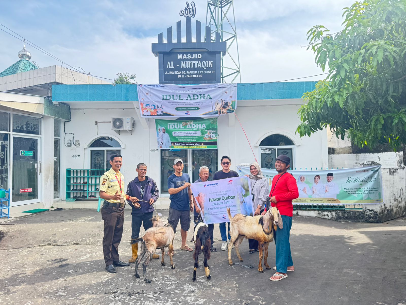 Astra Motor Sumsel Salurkan Hewan Kurban ke Masjid Al-Muttaqin pada Idul Adha 1446 H