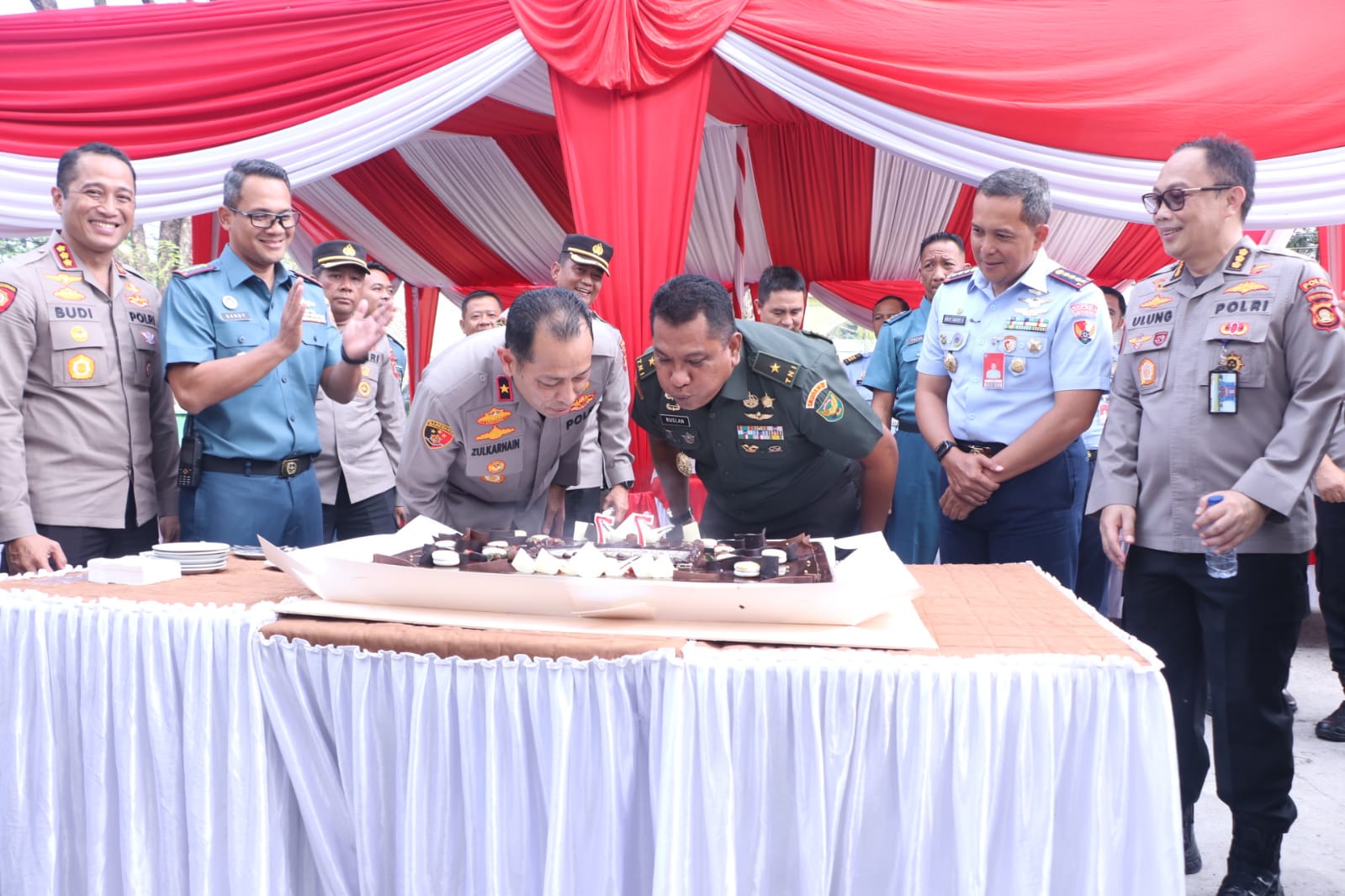 3 Matra TNI Beri Kejutan Kue Ulang Tahun Bhayangkara ke Wakapolda Sumsel