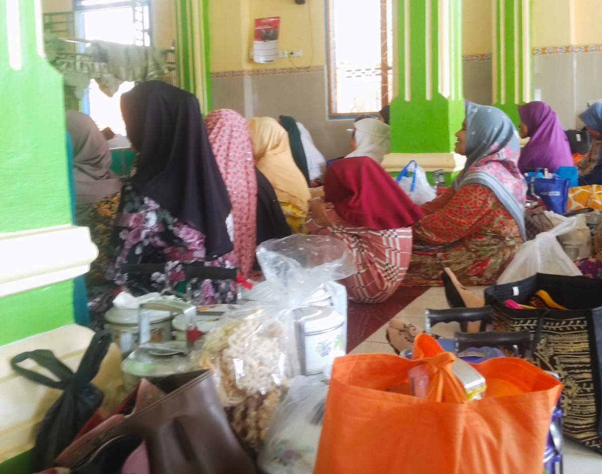 Makan Bersama Bawa Rantang di Masjid Peringatan Maulid Nabi di Desa Talang Pangeran OKI 