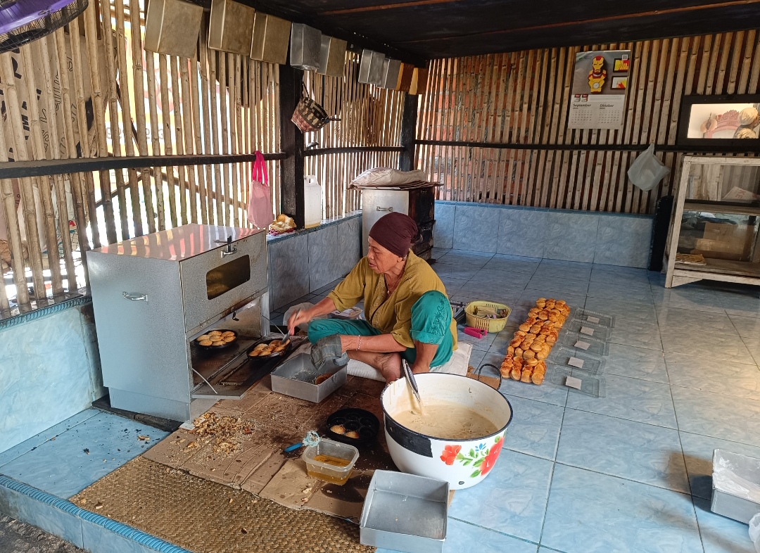 UMKM Bolu Cupu Kayuagung Menaikan Harga  Imbas Naik Harga Plastik