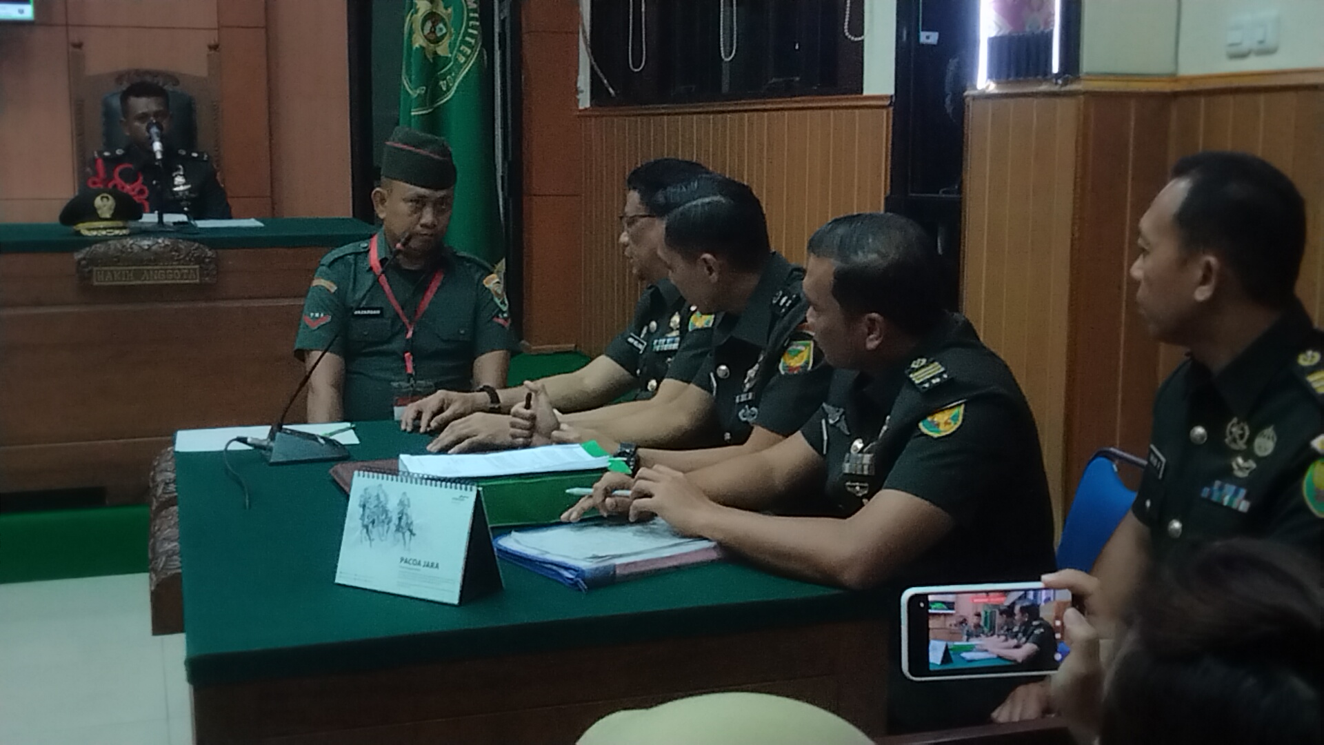 Kopda Bazarsah Penembak Kapolsek Negara Batin Lemas dan Sempat Diberi Air Minum Saat di Ruang Sidang