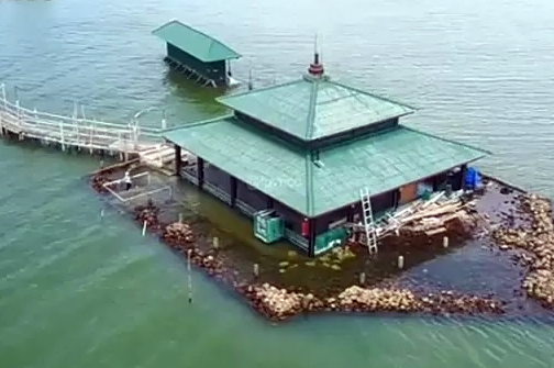 Subhanallah Kuasa Allah, Air Laut Tak Mau Menelan Makam Syekh Mudzakir Meski Berada Ditengah Ombak