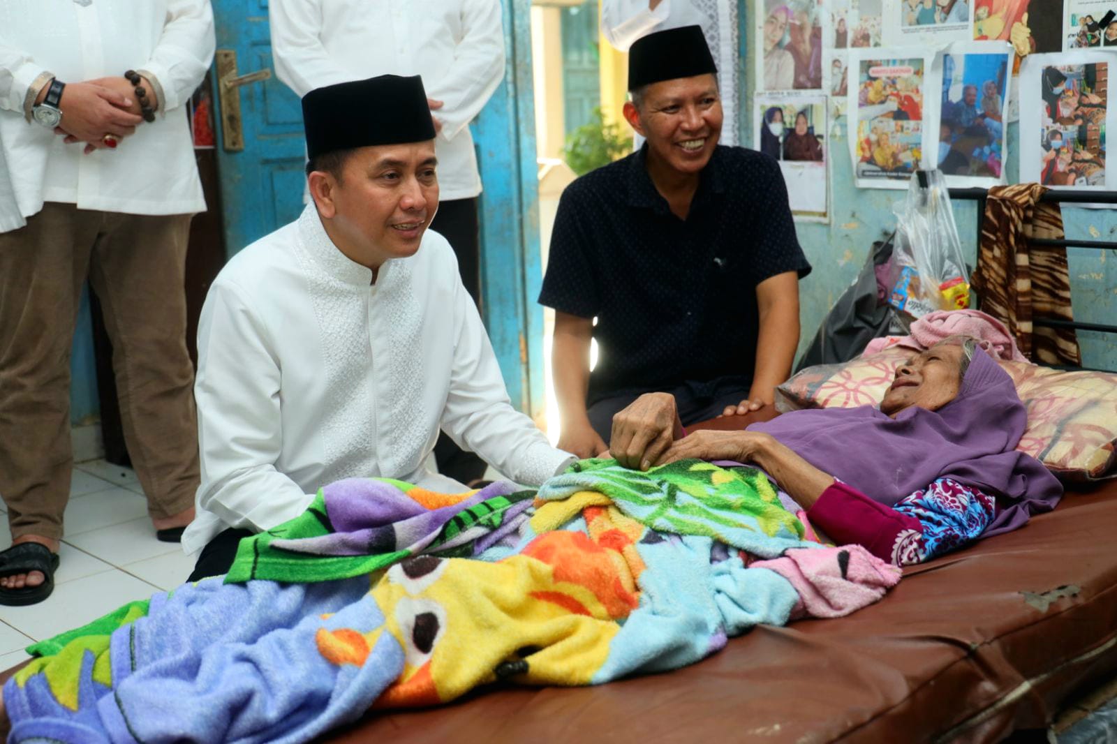 Pj Gubernur Sumsel Agus Fatoni Kunjungi Panti Jompo Berikan Bantuan dan Santuna di Hari Lebaran