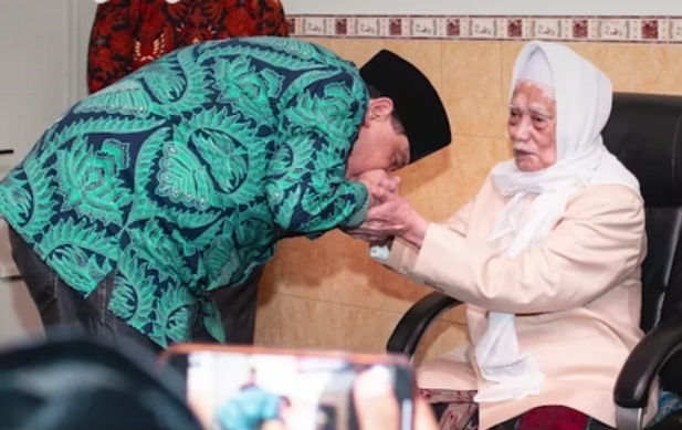 Sowan ke Ponpes Lirboyo, Chairul Tanjung Cium Tangan Kiai, Janji Perbaiki Citra Pondok Pesantren