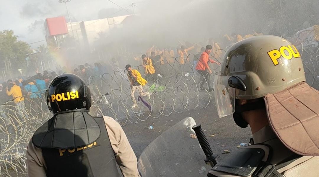  Aksi Demonstrasi Ricuh, Sejumlah Mahasiswa Kena Semprotan Gas Air Mata