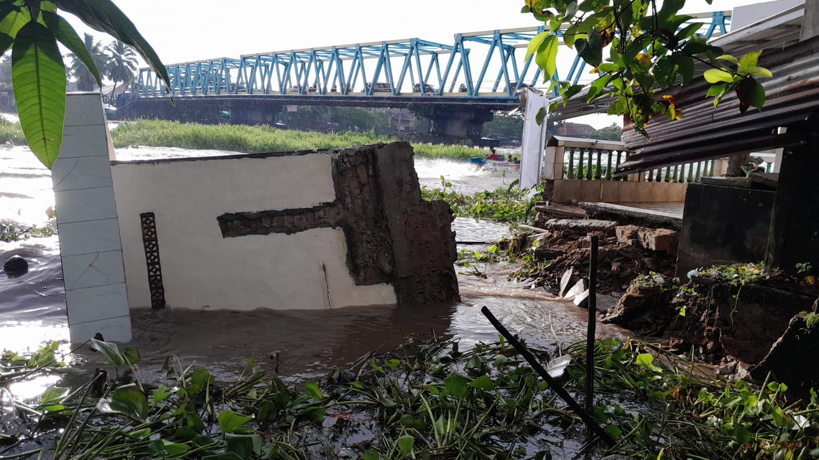 Tak Kuat Menahan Hantaman Air, Bangunan Toilet Mushola di Pinggir Sungai Komering Kayuagung Ambruk