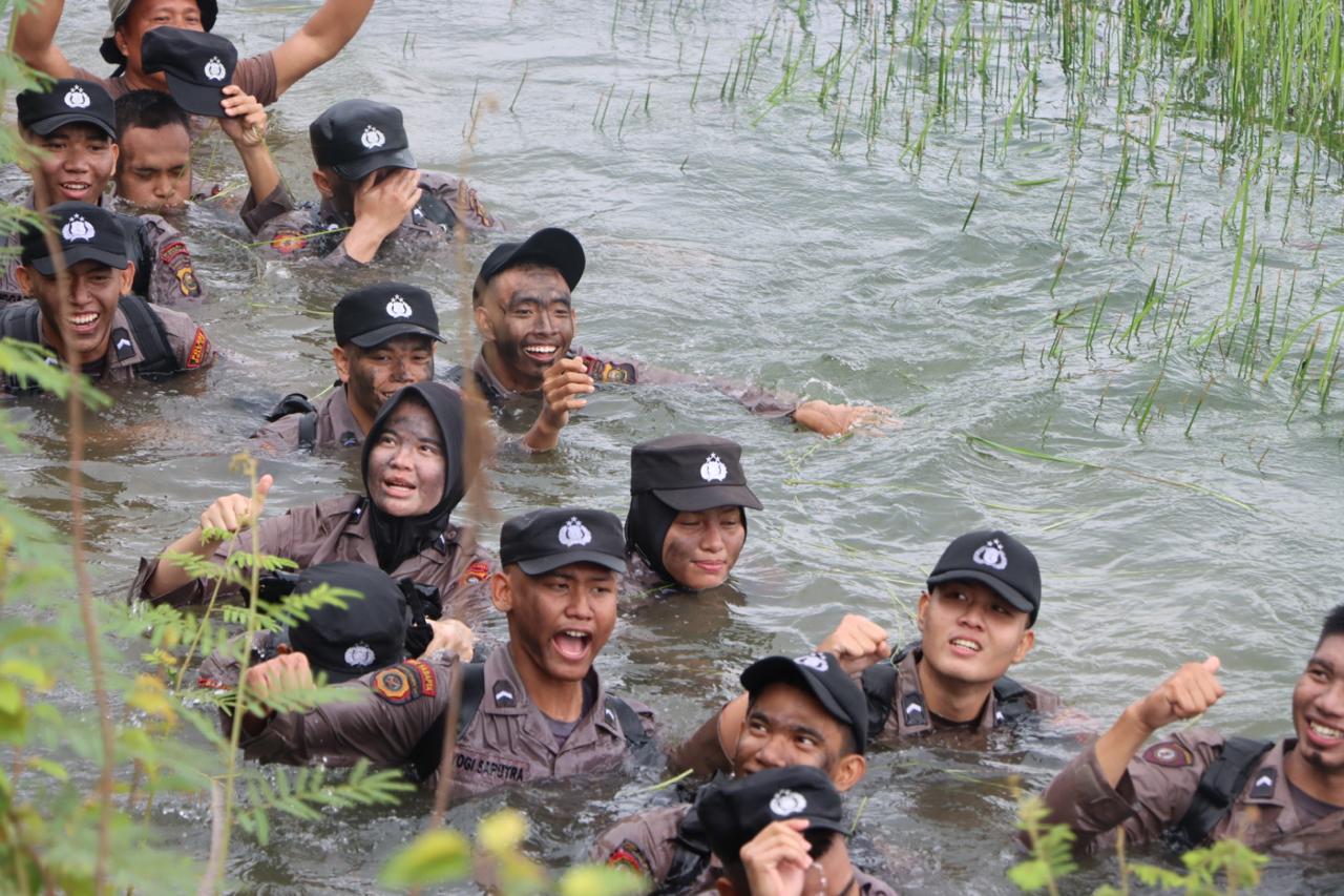 Mandi Lumpur, Merayap, dan Jalan Bebek Serta Sikap Tobat Warnai Kegiatan Bintra Polri Polres Ogan Ilir