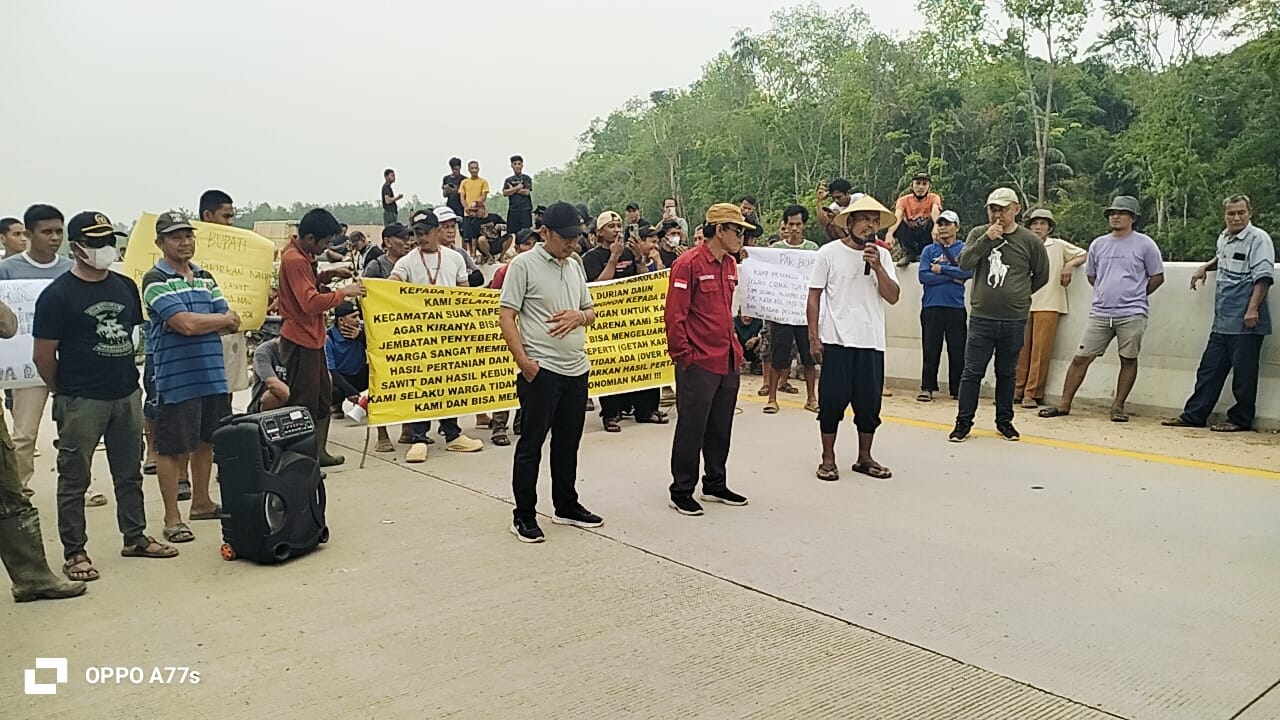 Warga Durian Daun Lakukan Aksi Damai di Akses Tol, ini Permintaannya
