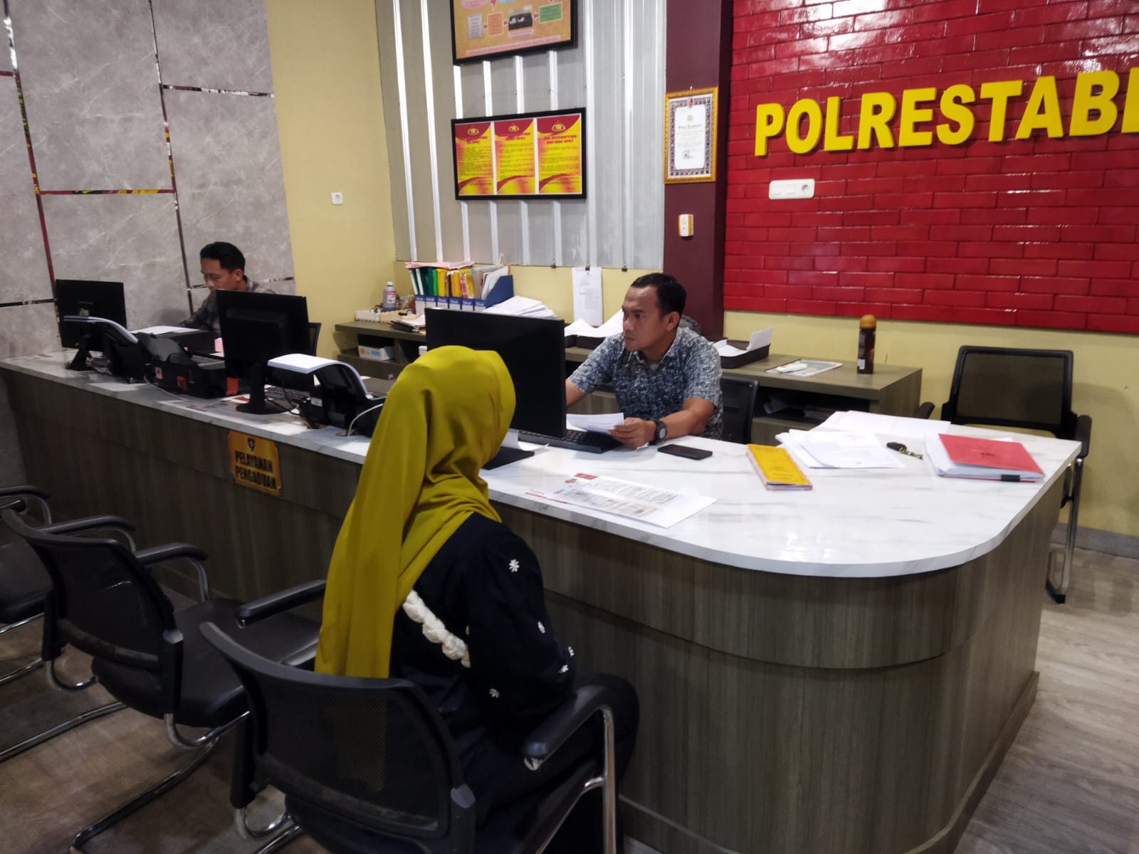 Pria di Palembang Terekam Kamera CCTV Gasak Motor Mantan Istri, Masuk Rumah dari Jendela