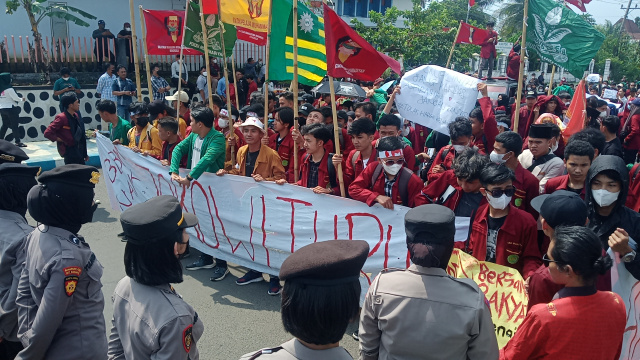 Lagi, Ratusan Massa Geruduk DPRD Provinsi Bengkulu Tolak Kenaikan Harga BBM 