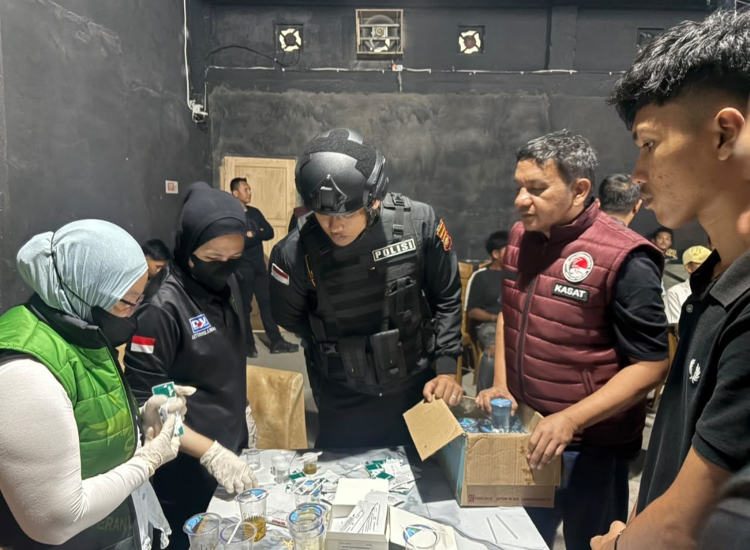 Polres OKI dan BNNK Amankan 13 Orang dalam Razia Narkoba di Cafe GS99