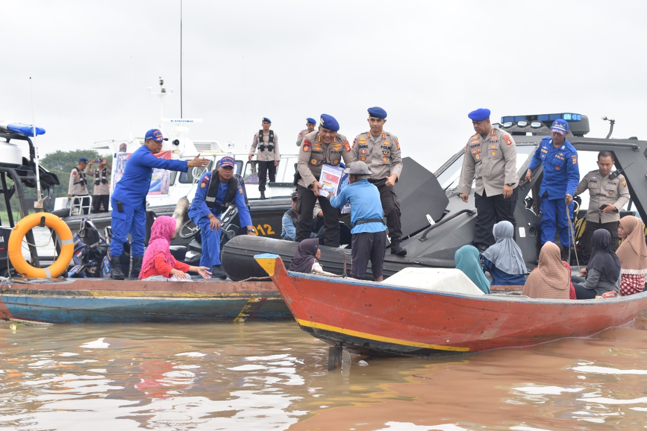 Polairud Polda Sumsel Bagikan Sembako di Wilayah Perairan Borang 