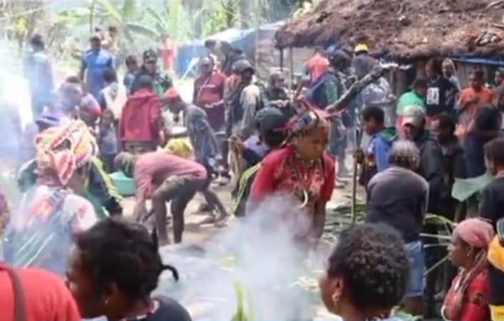 TERKINI! Muak dengan KKB, Warga Intan Jaya Papua Siap Angkat Senjata dan Siagakan Busur Panah