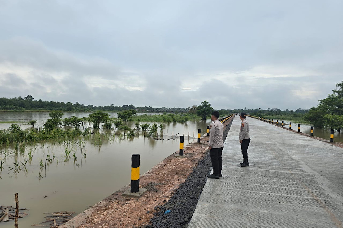 Pantau Debit Air Sungai Polsek Rambang Dangku Imbau Warga Waspada 