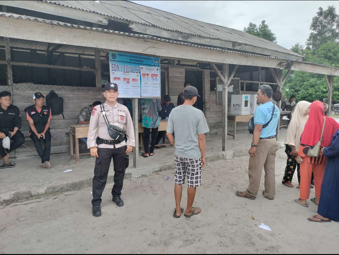 Ratusan Warga Desa Sungai Sibur Perairan OKI Memilih di TPS 8 Sekolah Filial