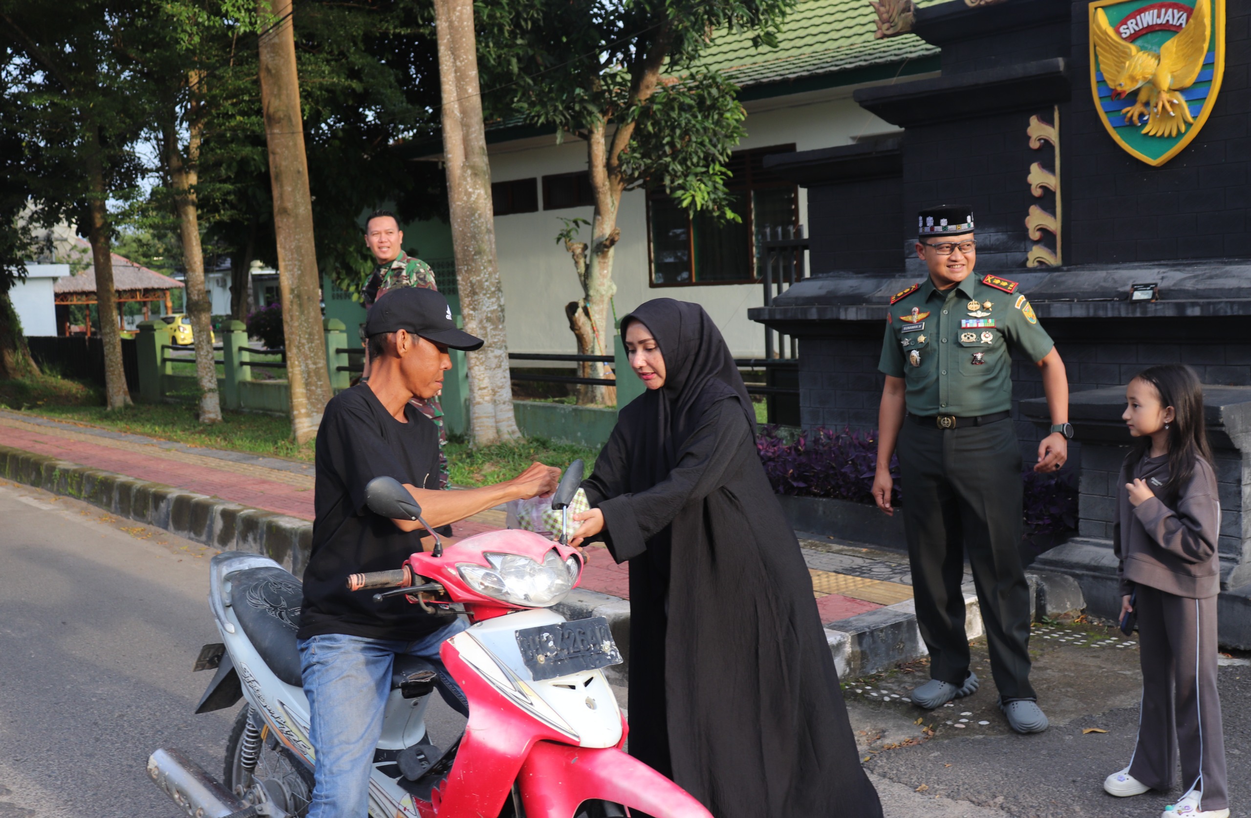 Hangatkan Ramadan, Kodim 0402/OKI-OI Bersama Persit Bagikan Takjil ke Warga 