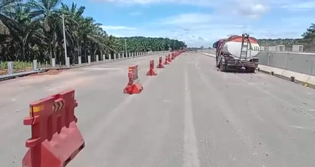 Update Tol Indralaya-Prabumulih, Barier Pembatas Jalan Sudah Terpasang di Jalur Contraflow