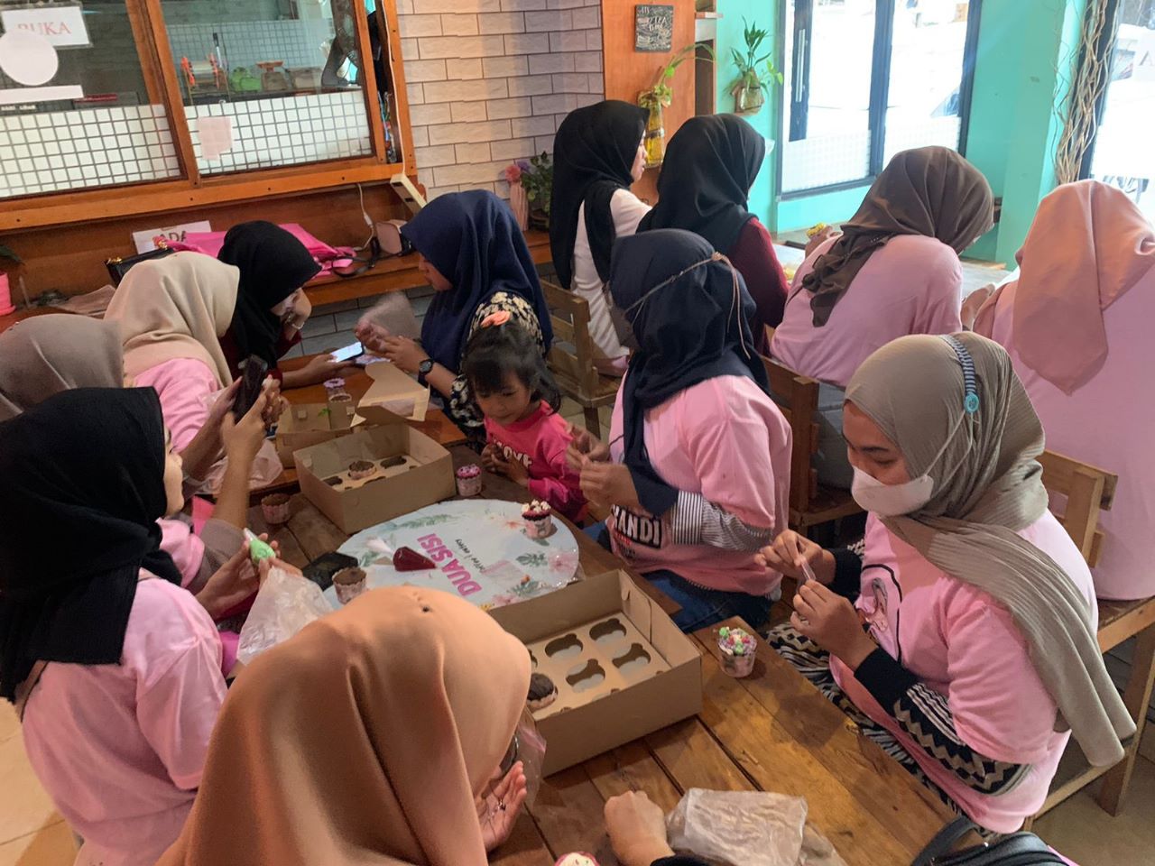 Srikandi Ganjar Sumsel Gelar Pelatihan Hias Cupcake untuk Milenial Palembang