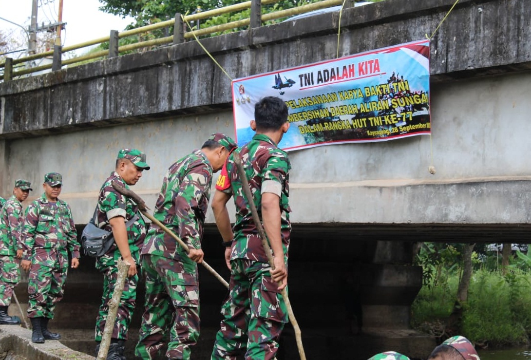 Bersihkan Sarana Ibadah dan Aliran Sungai Sambut HUT TNI ke- 77