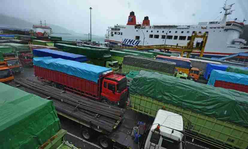 Cuaca Ekstrem Terjadi di Pelabuhan Merak, Ratusan Kendaraan Terjebak Macet, Penyeberangan Ditutup Sementara