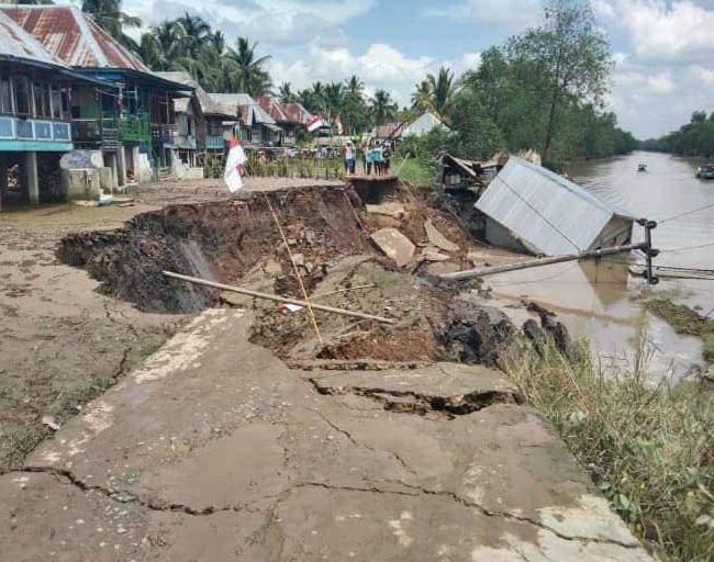 Satu Rumah Tergerus Tanah Longsor