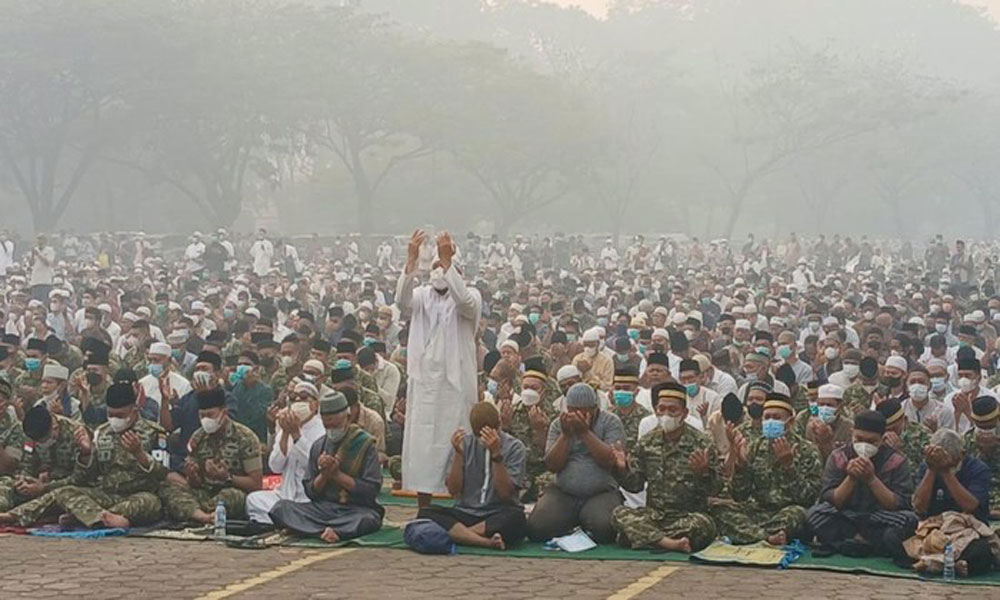 Kenakan Masker, Ribuan Warga Pontianak Laksanakan Salat Istisqa