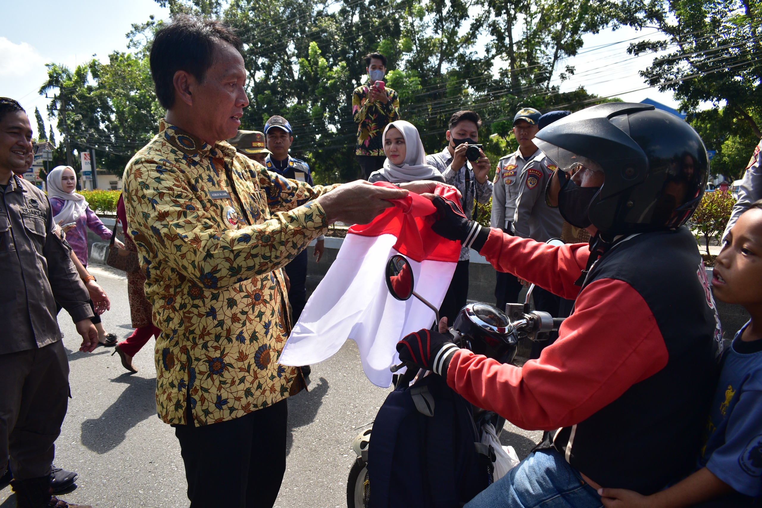 Pemkab OKI Kibarkan Semangat Kemerdekaan, Bagikan 1.500 Bendera Merah Putih