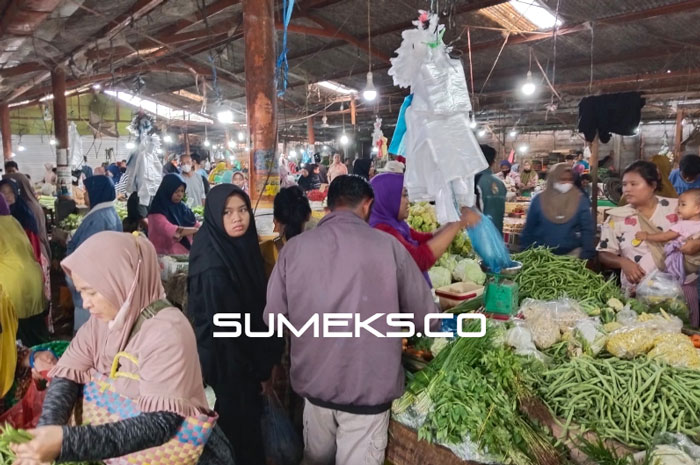 Jelang Lebaran Idulfitri, Pasar Alang-Alang Lebar Palembang Padat Pengunjung