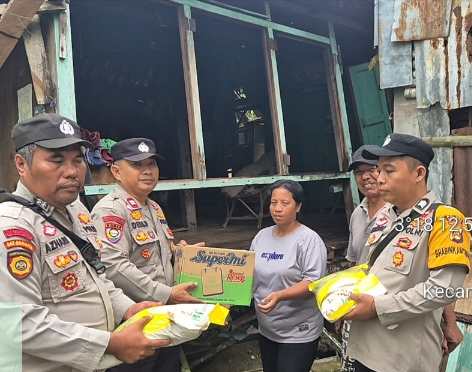 Polsek Tanjung Raja Gercep Berikan Bahan Pokok pada Korban Rumah Roboh di Jagolano Ogan Ilir