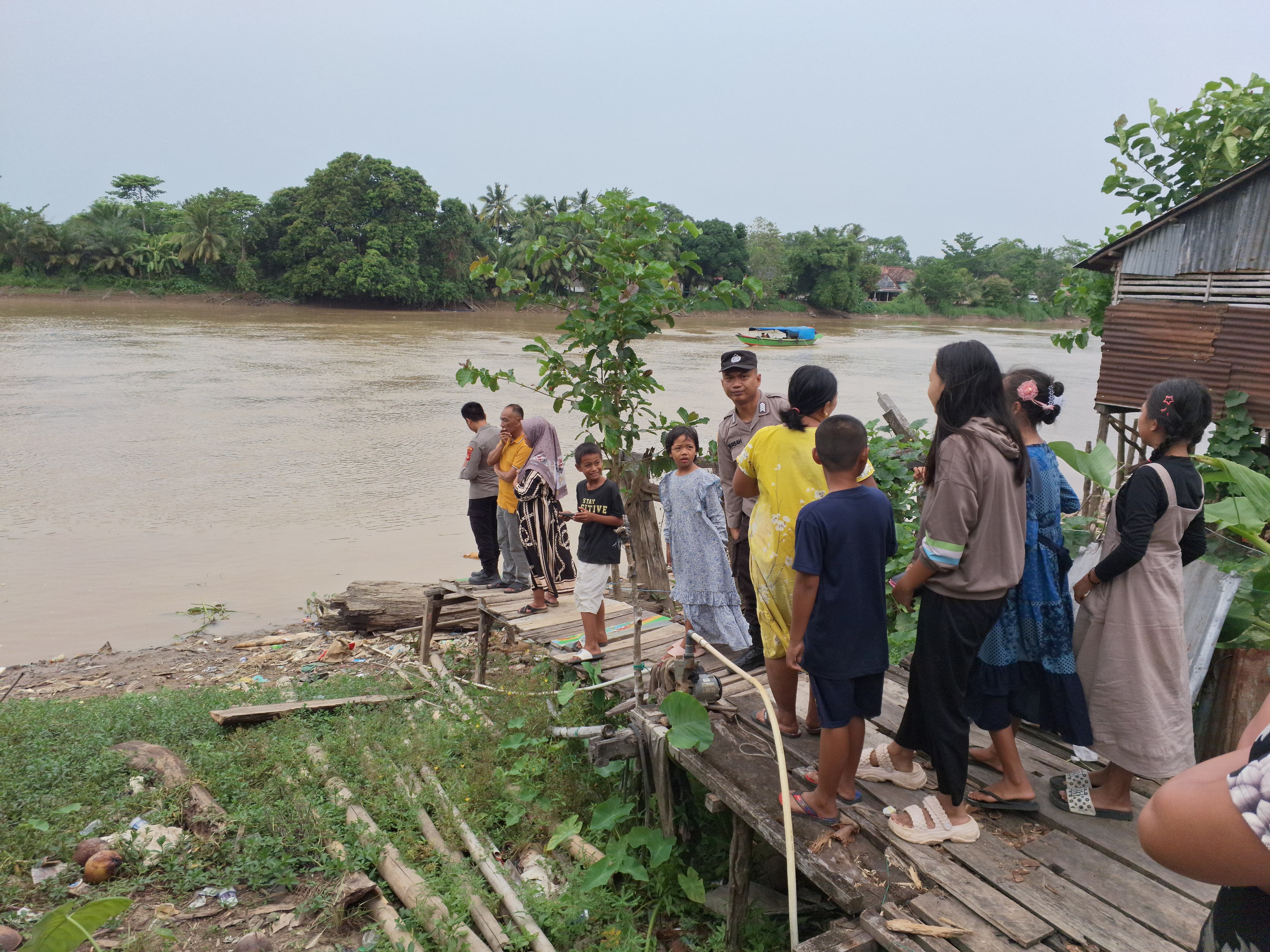 Heboh Penampakan Buaya di Ogan Ilir, Personel Polsek Tanjung Raja Cek ke Lokasi yang Diiformasikan Warga