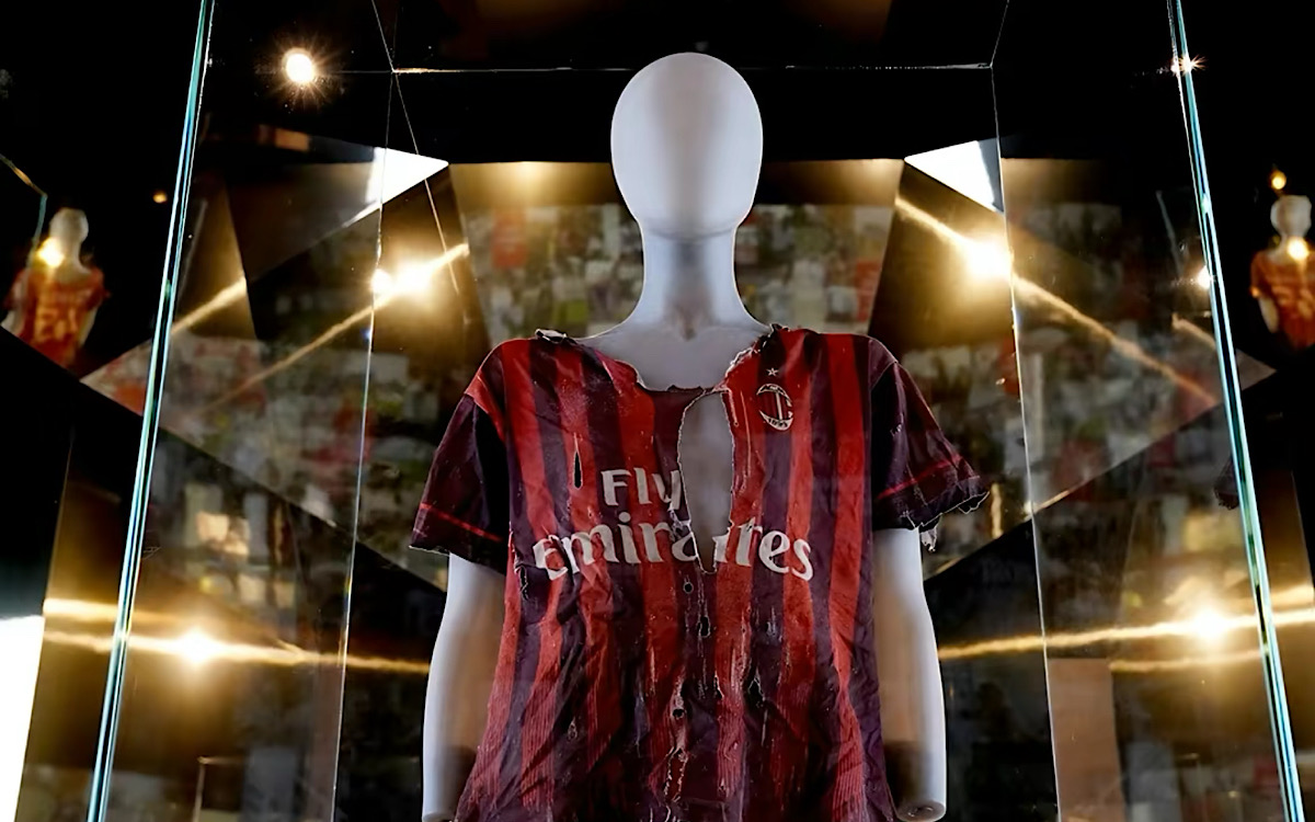 Fotografer Perang Bertemu Bocah Kenakan Jersey AC Milan Terkoyak, Rosoneri Abadikan di Museum untuk Donasi 