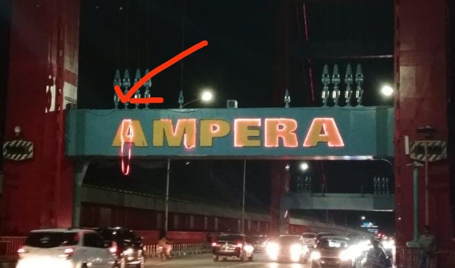 Berbahaya, Lampu Hias Jembatan Ampera Palembang Menjuntai Bisa Tersangkut di Mobil 