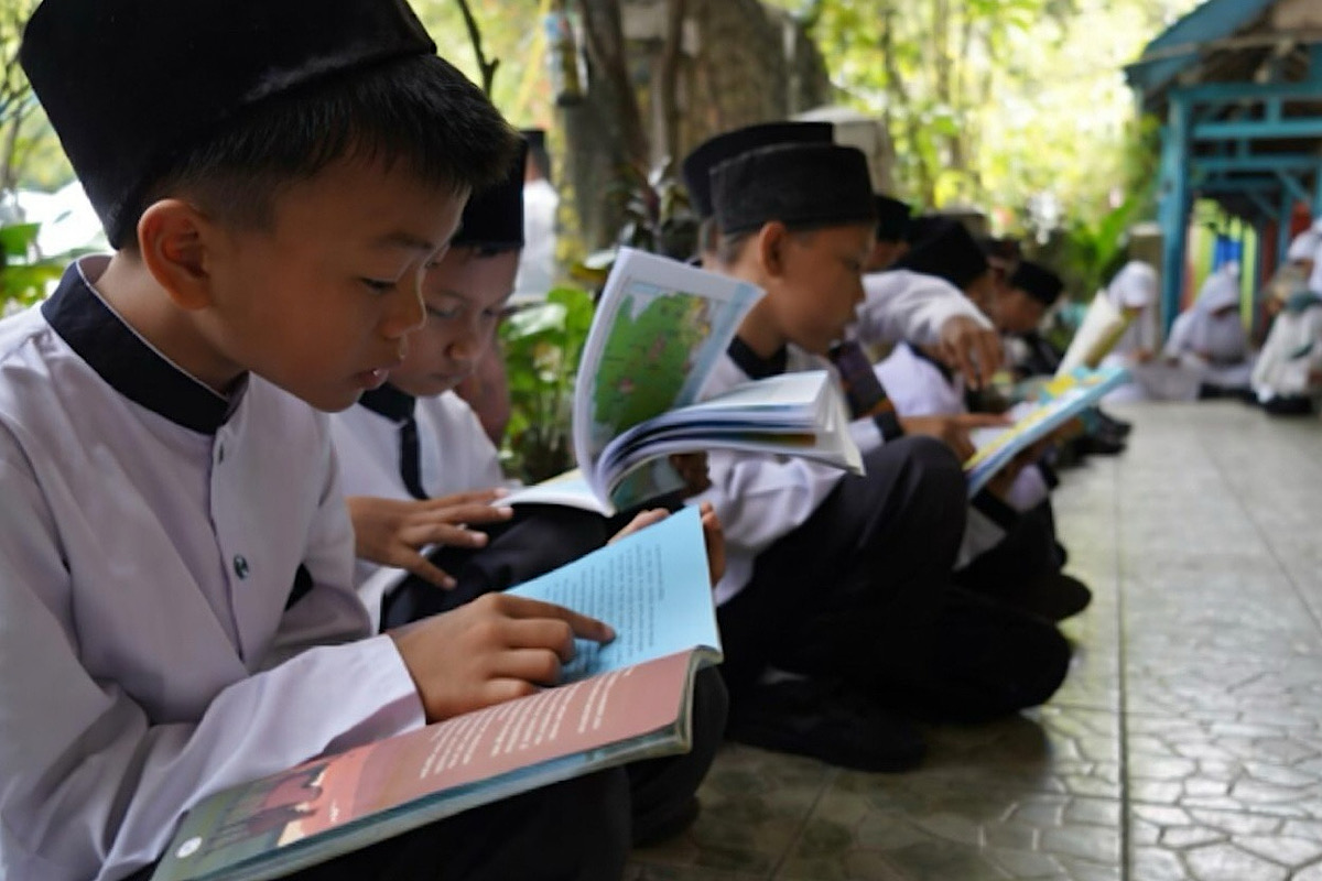 Dukung Pendidikan Inklusif dan Berkelanjutan, PTBA Salurkan Beasiswa Ayo Sekolah