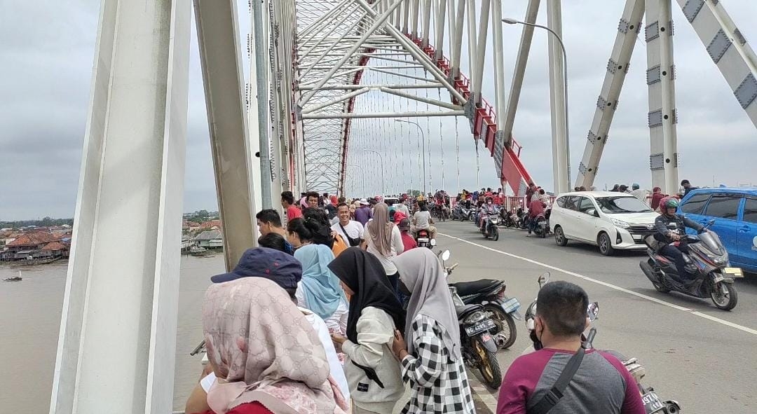 Jembatan Musi 6 Dipadati Penonton Lomba Bidar