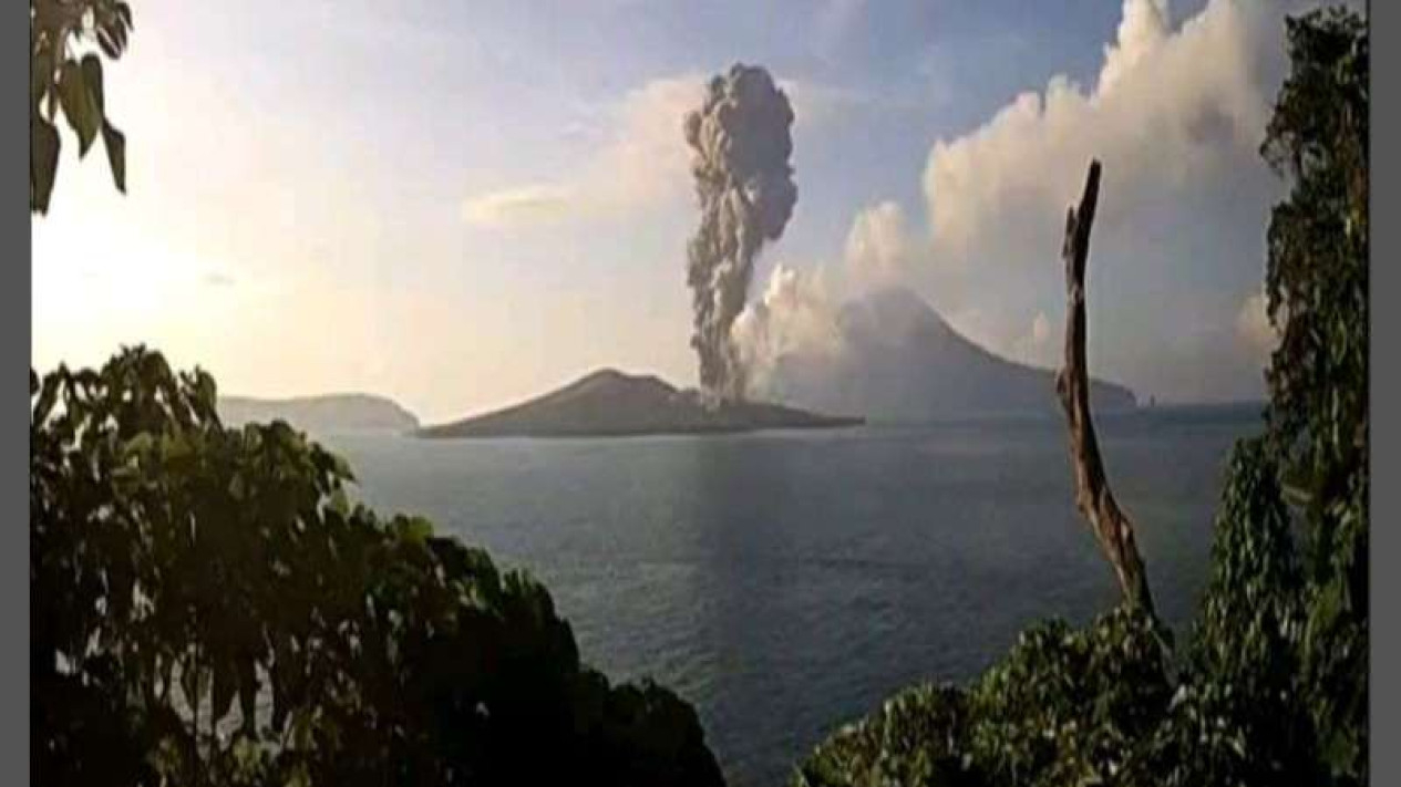 Empat Kali Gunung Anak Krakatau Erupsi, Semburan Vulkanik Mencapai 1.500 Meter, Status Level III
