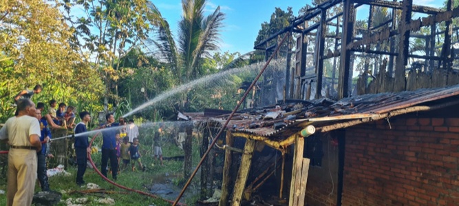 Ditinggal Kosong, Rumah Panggung Milik Warga Celikah Kayuagung Hangus Terbakar