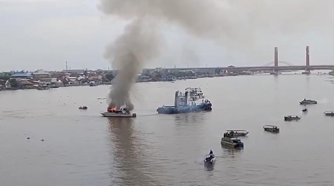 Kapal di Perairan Sungai Musi Palembang Terbakar, Jadi Tontonan Warga di Atas Jembatan 