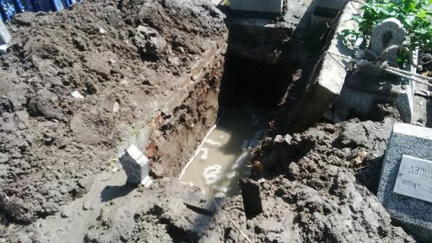 Gempar! Makam Baru Digali Tergenang Air Sampai Menutupi Liang Lahat,  Jenazah Tak Jadi Dikubur