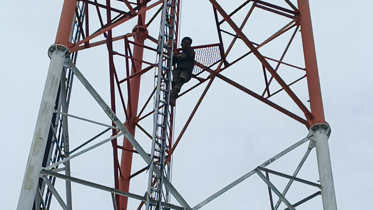 Warga Sukarami Palembang Heboh, Pria Terganggu Mental Panjat Tower Telekomunikasi