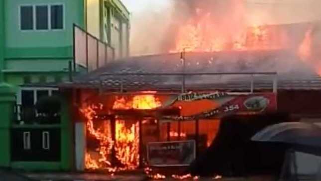 Api Lalap Warung Bakso-Mie Ayam Pakde Joko, Kantor Depag OKU Nyaris Terbakar