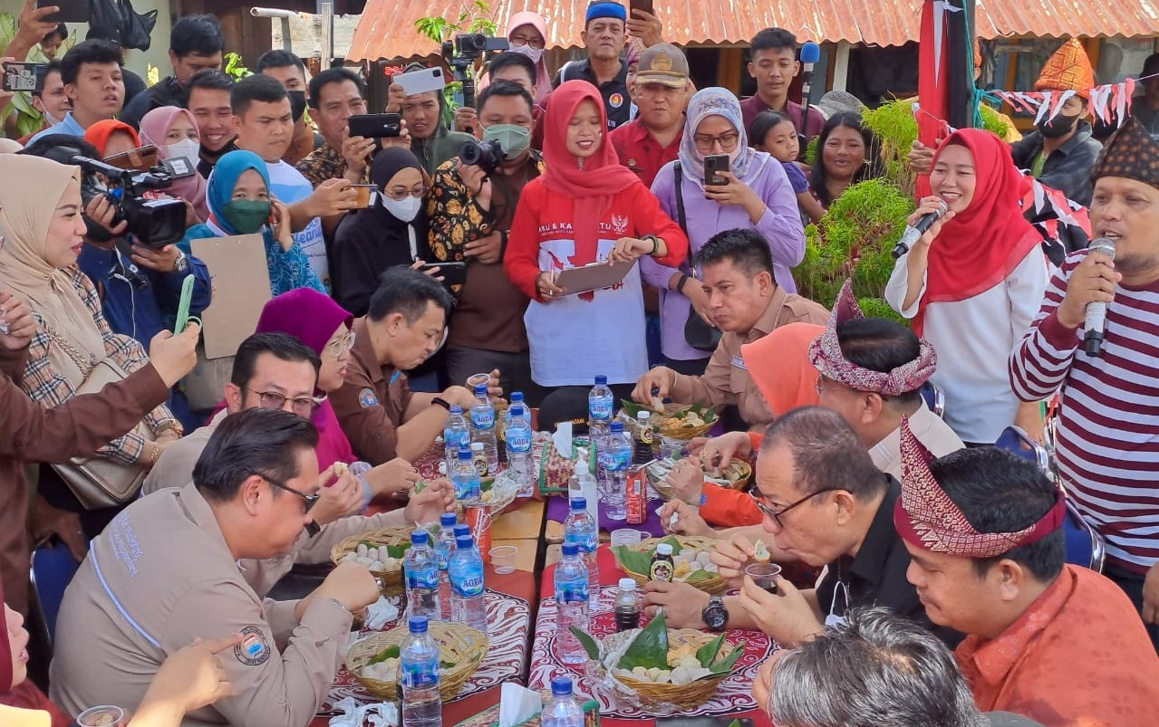 Ratusan Peserta Lomba Makan Pempek, Cuka Terlalu Pedas Robi Nyerah 