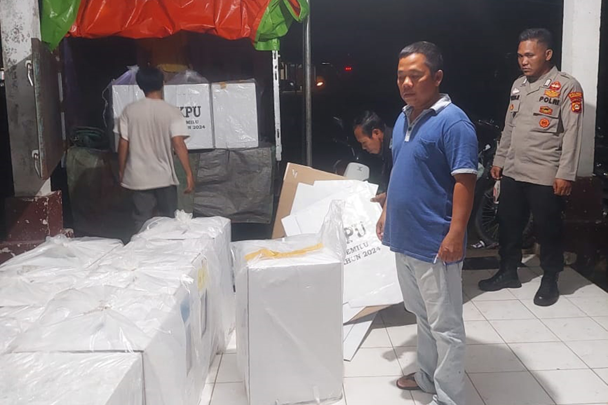 Logistik Pemilu 2024 Tiba di PPK, Penghitungan Dimulai!