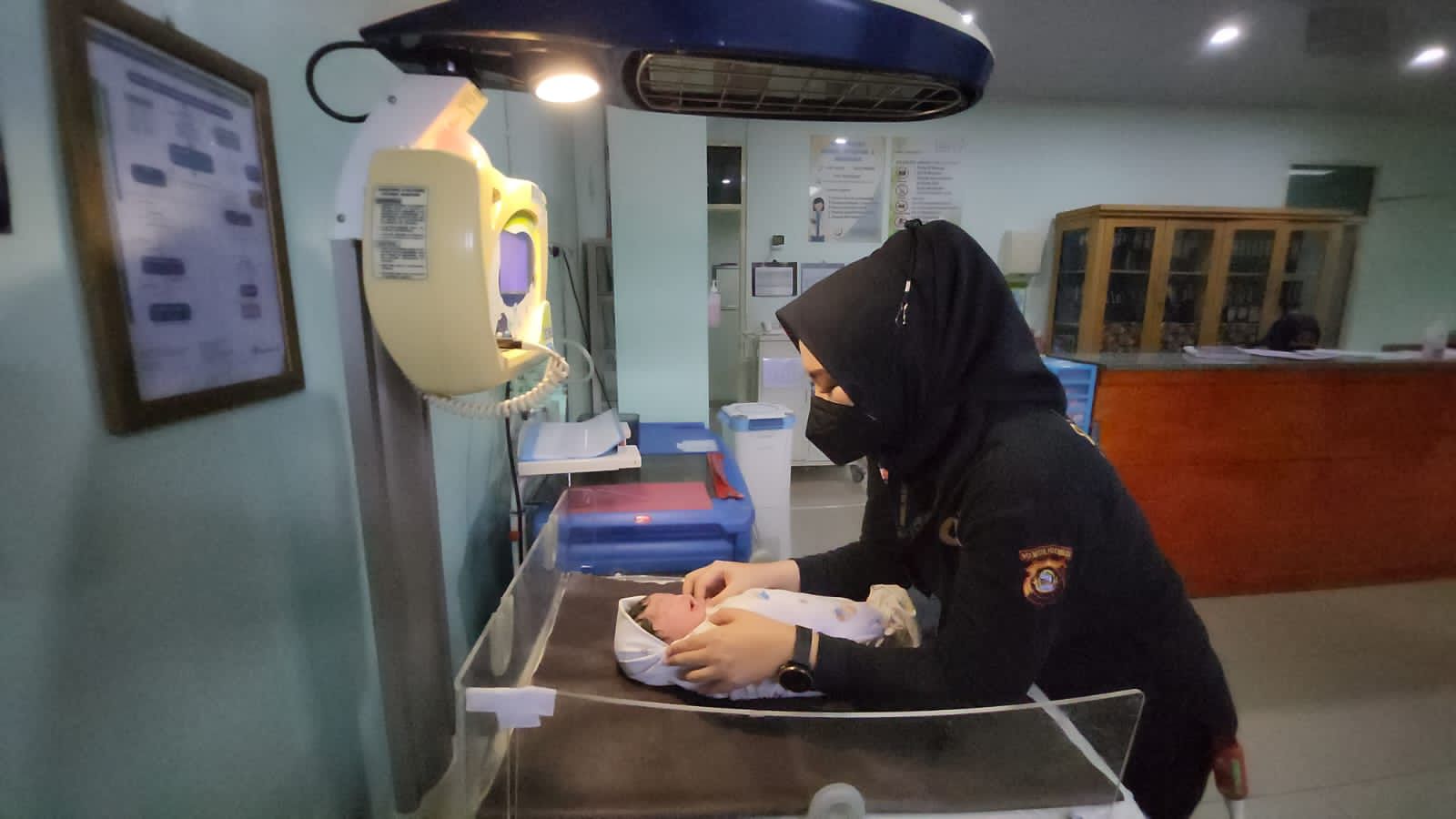 Tahanan Wanita Kontraksi, Dokter Polrestabes Palembang Bantu Persalinan