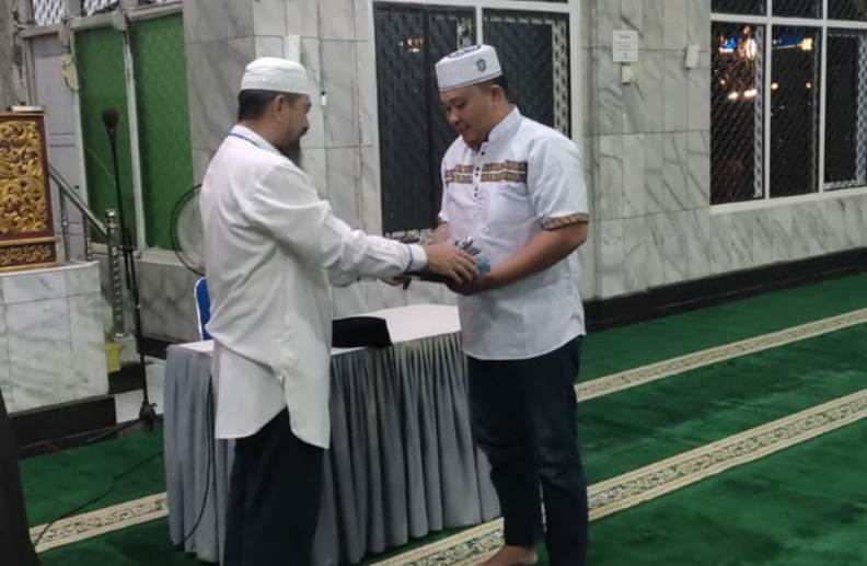 Resmi Peluk Islam, Viko Naya Diberi Perangkat Alat Salat dari Pengurus Masjid Agung Sholihin Kayuagung OKI