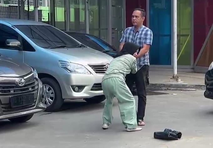 Cerita Istri Aiptu FN saat Belasan Debt Collector Hadang Mobil di Parkiran Mall, Suami Terluka
