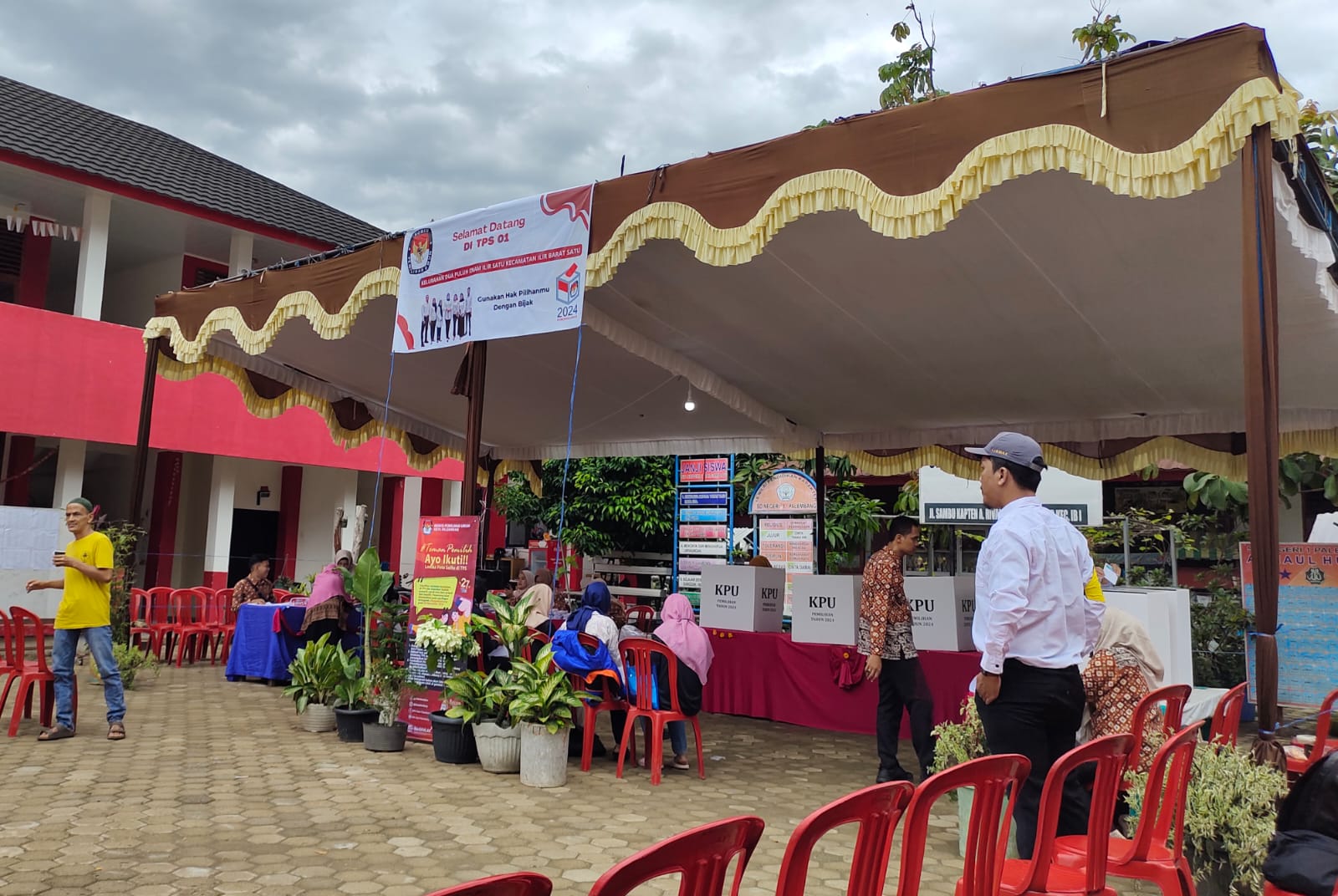  Bersama Keluarga Cagub Sumsel Eddy Santana Putra Bakal Nyoblos di TPS 01 Jalan Sambu Palembang