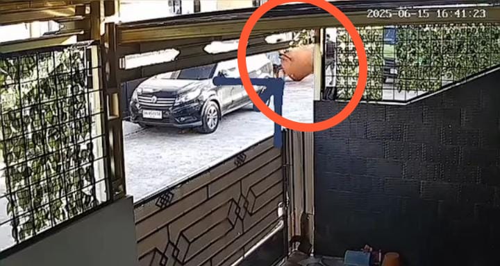 Beraksi Sore Hari di Rumah Kosong Tanpa Dicurigai, 3 Pria di Palembang Santai Gelindingkan Tanki Air
