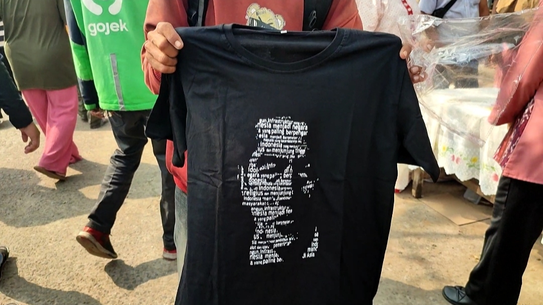 Jokowi Bagi-Bagi Kaos untuk Pedagang dan Warga Sekitar Pasar Sekip Ujung Palembang