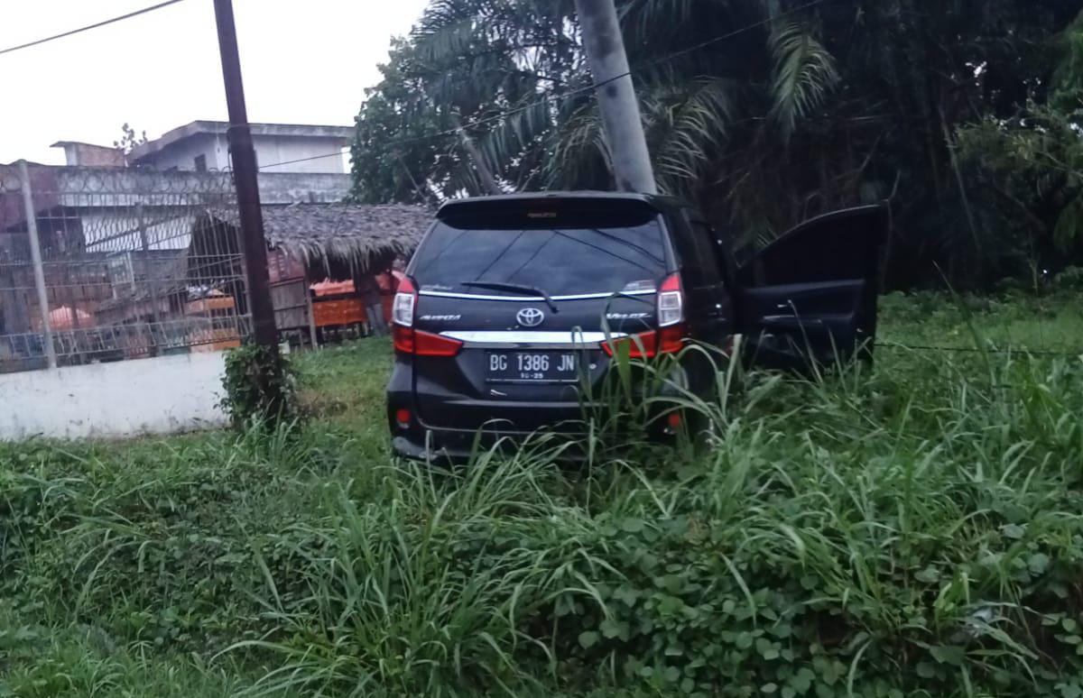 Hindari Sepeda Motor, Avanza Tabrak Tiang Listrik di Jalintim Palembang-Betung, Listrik Padam